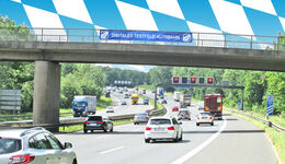 Autobahn in Bayern mit blau-weißem Himmel