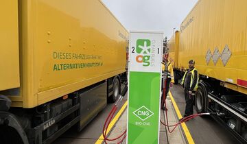 Die DHL Group baut eine Tankstellen-Infrastruktur für Bio-CNG an ausgewählten DHL-Paketzentren auf.