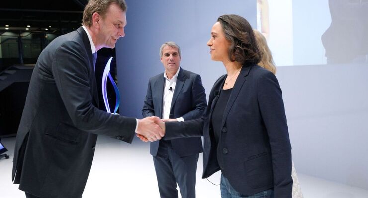 Dr. Sabine Lutz (Leiterin Einkauf Nicht-Produktionsmaterial der Daimler AG) gratuliert Klemens Rethmann (Vorstandsvorsitzender Rhenus-Gruppe).