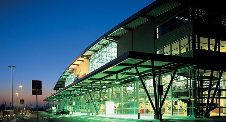Flughafen Rostock-Laage: Terminal bei Nacht