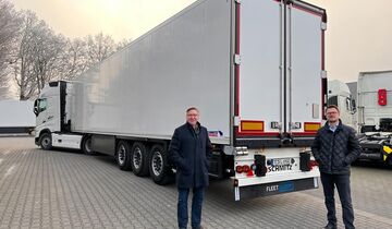 Geschäftsführer Karl-Heinz Neu und Gesellschafter Simon Greiwing (von links) nehmen für Fleetloop neue Schmitz-Cargobull-Kühlauflieger entgegen.