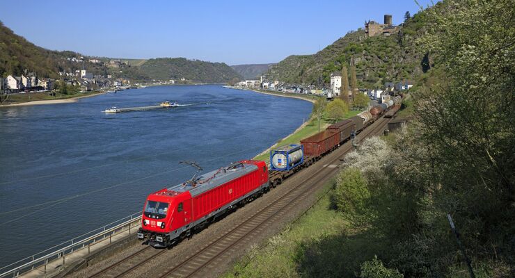 Güterzug im Rheintal