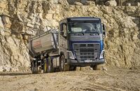 Kippsattel Volvo FH 500 Fahrbericht Kern Kipper 6x4 Drei achsen liftbar vielseitig Offroad Tauglichkeit FMX Stoßfänger Blau Metallic Kieswerk Kippschalter Liftachse Rückwandmodul Traktion Bordelektronik
