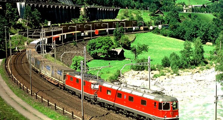 Kombiverkehr, Schiene, Zug, Eisenbahn, Kombinierter Verkehr