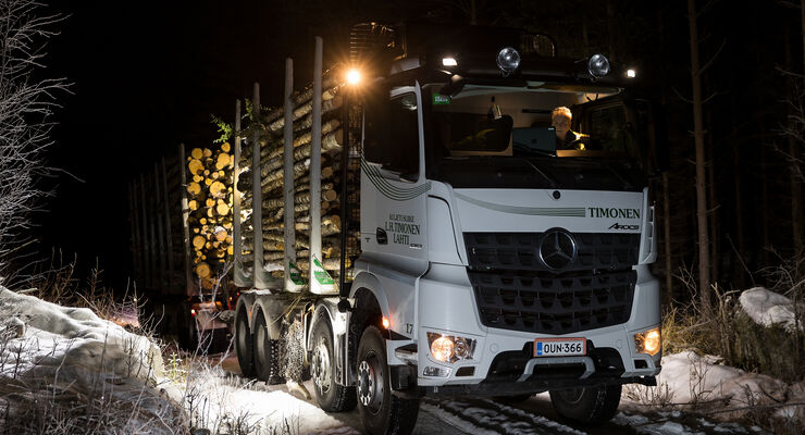 Mercedes-Benz Arocs als 76-Tonnen-Holztransport unterwegs auf Finnlands vereisten StraÃen