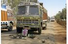 Reperatur eines Lkw auf Indiens Straßen