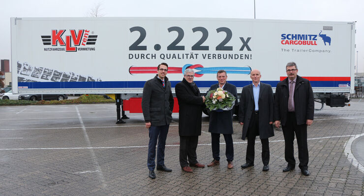 Schmitz Cargobull liefert den 2.222sten Auflieger an das Nutzfahrzeug-Vermiet-Unternehmen KLVrent.