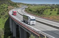 Shaping Future Transportation 2015, Campus Safety: Neueste Generation Mercedes-Benz OM 471 ;
Shaping Future Transportation 2015, Campus Safety: Latest Generation Mercedes-Benz OM 471.;