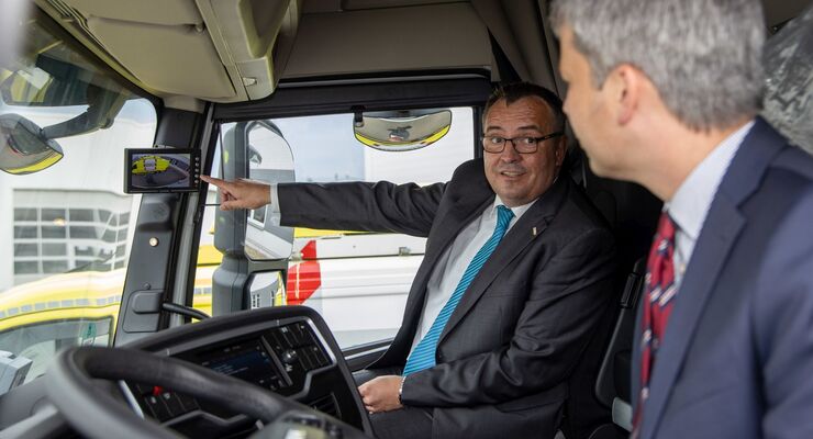 Staatssekretär Bilger besucht Universal Transport in Paderborn
