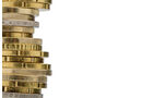 Stapel Geldmünzen vor weißem Hintergrund, Symbolfoto für Sparen, Sparsamkeit, Kleinsparer