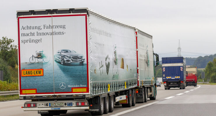 Unterwegs mit Automobilteilen nach Sindelfingen: Lang-Lkw von Elflein auf der Autobahn.